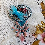 Broche Na&iuml;ade brod&eacute;e avec des perles de gemmes : le Turquoise Hudei et les perles rondes Corail Light, chatons, facettes, gouttes plates en verre de boh&egrave;me, rocailles, support de broche et cuir  
